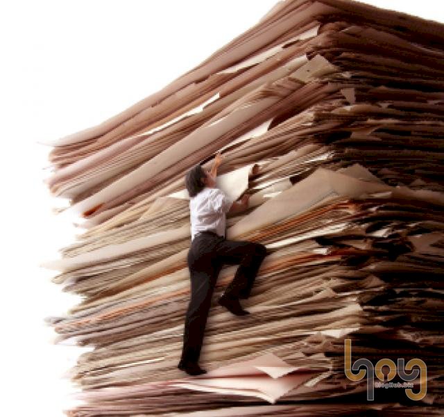 Sắp xếp tài liệu lưu trữ trên kệ hồ sơ có khoa học