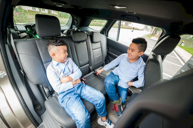 Những điều cần lưu ý khi lái xe có trẻ nhỏ